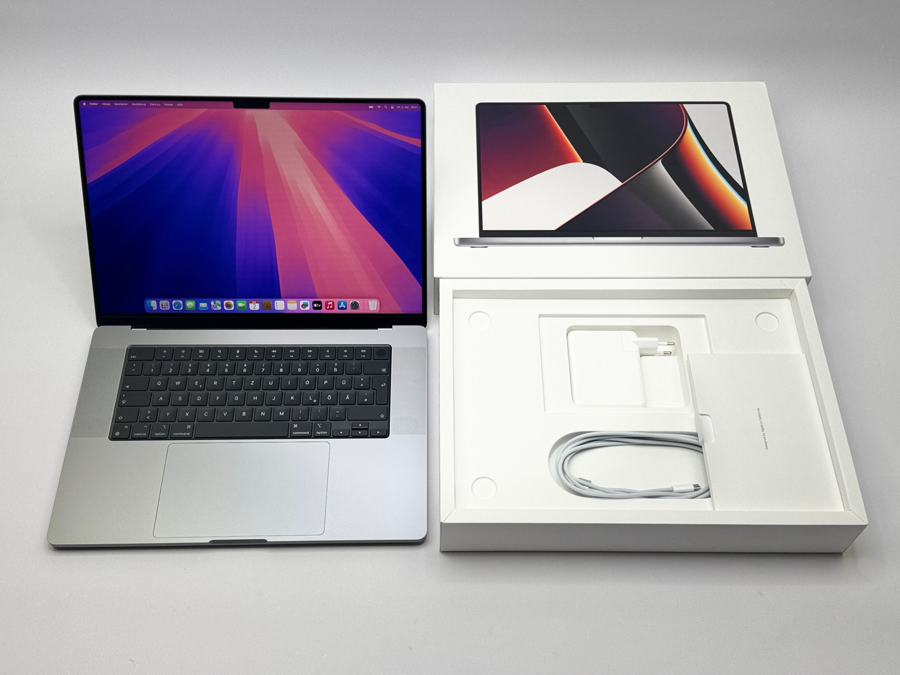 Apple MacBook Pro 16“ M1 MAX 10C CPU 32C GPU 4 TB SSD 64 GB Ram 2021 SPACE GREY